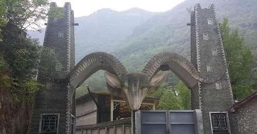 四川有座山，全家上去没2000块根本下不来!连本地人都劝别来