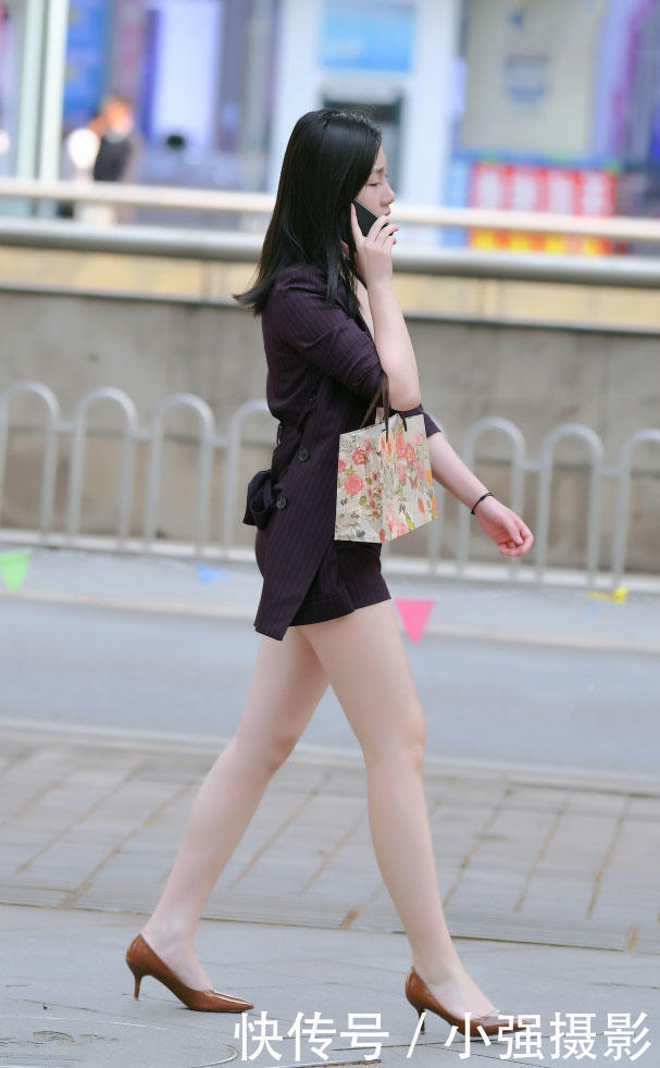 成熟小姐姐上围丰满傲人，白嫩的大长腿很有肉感，女人味儿十足