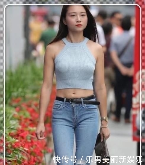 「气质」简约穿搭:街头偶遇气质小姐姐,牛仔裤搭配背心,时尚的潮流风格