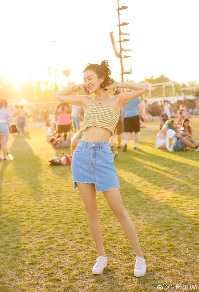 吴昕太敢穿了，这裙子短的像是只穿了件上衣，不走光算你厉害!