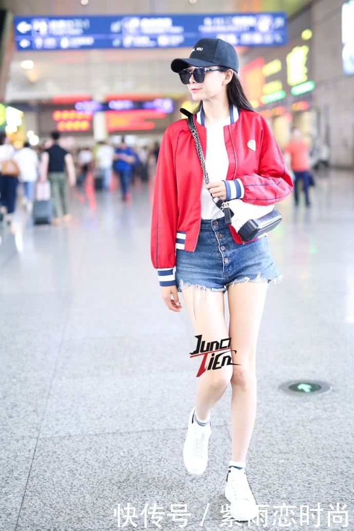 沈梦辰穿件塑料裙去机场，大长腿依旧还在，就是上身也太紧了吧？