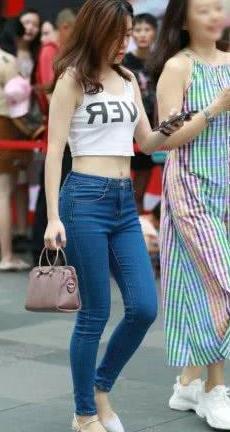 牛仔裤那独特的面料和设计，让你穿上了年轻又自信