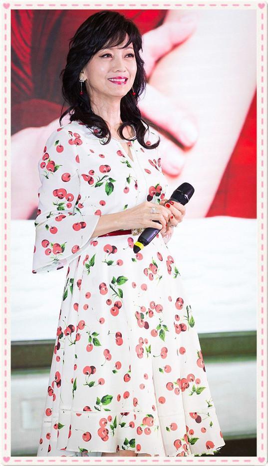 63岁赵雅芝美的让人忘了年龄，同穿樱桃裙，竟不输30岁李菲儿
