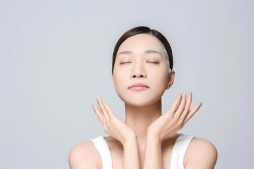  『干燥』春天到了，皮肤容易干燥缺水，应该怎么办？给你支这3个招