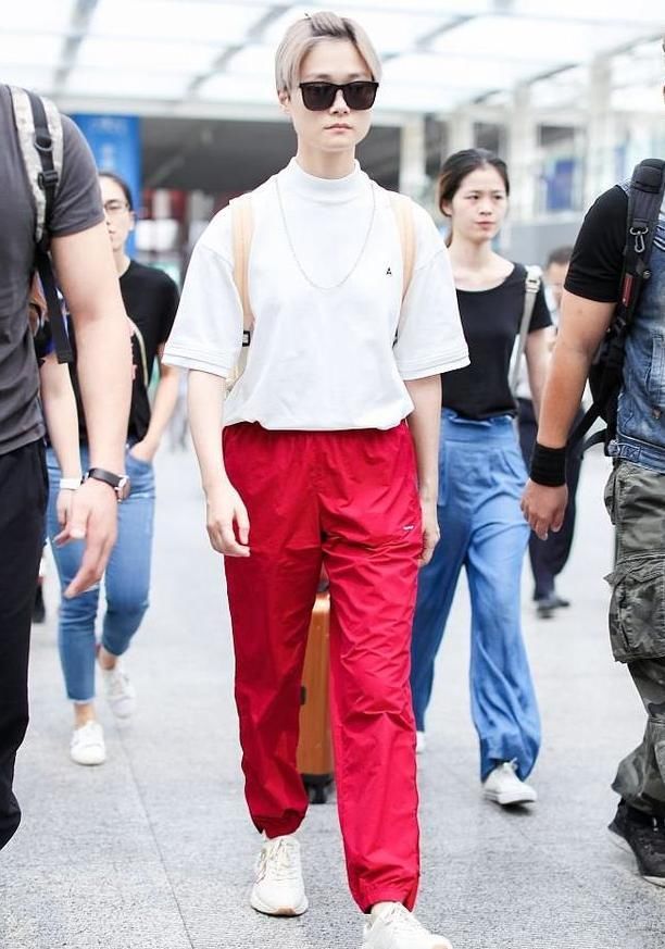 李宇春也太拼了，这“鞋跟”也是细的可怕隔着屏幕都感觉到脚疼