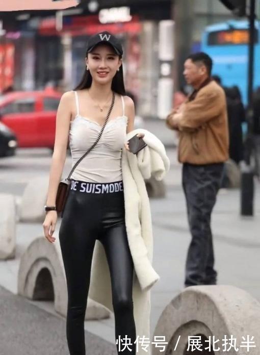 # 看起来#让小姐姐看起来非常的迷人，魅力十足，街拍：黑色紧身小背心