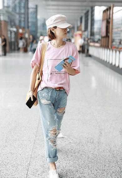 42岁马伊琍难得粉嫩一回！粉T恤搭牛仔破洞裤，网友：只有24岁吧