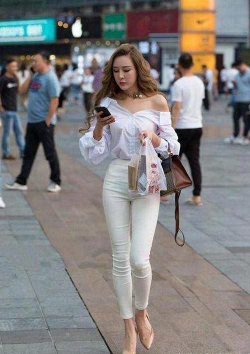 路人街拍，小姐姐长相标志身材更是一流，紧身的裁剪显得身材很好