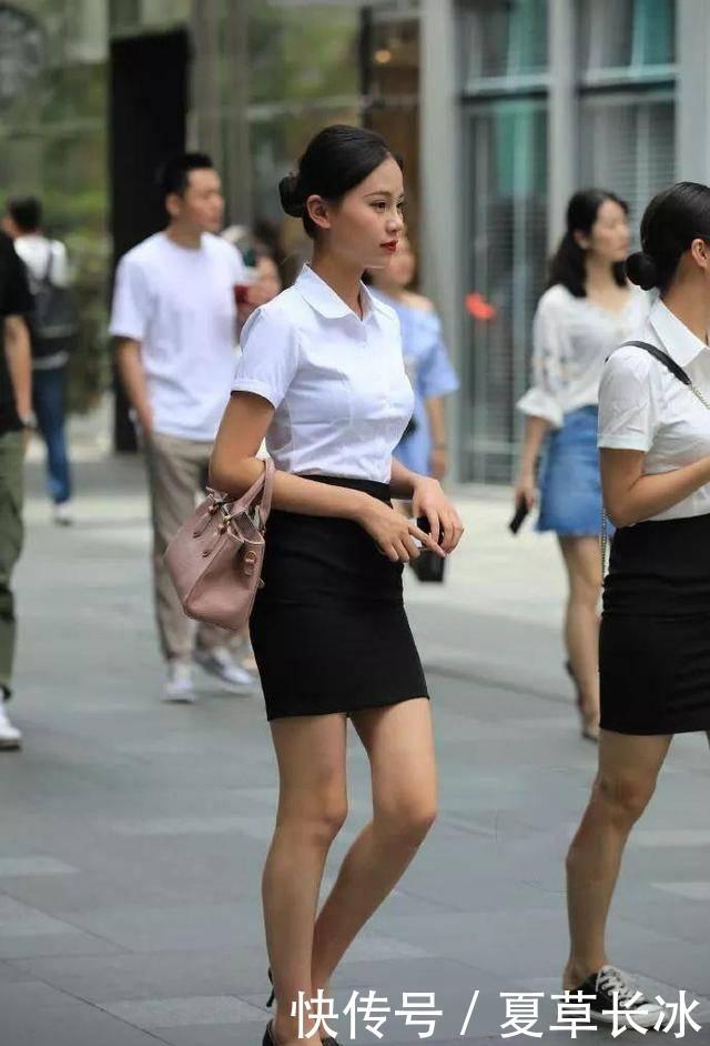  『牛仔裤搭配』街拍：小姐姐经典的黑白搭配，休闲中不失青春活力的气质