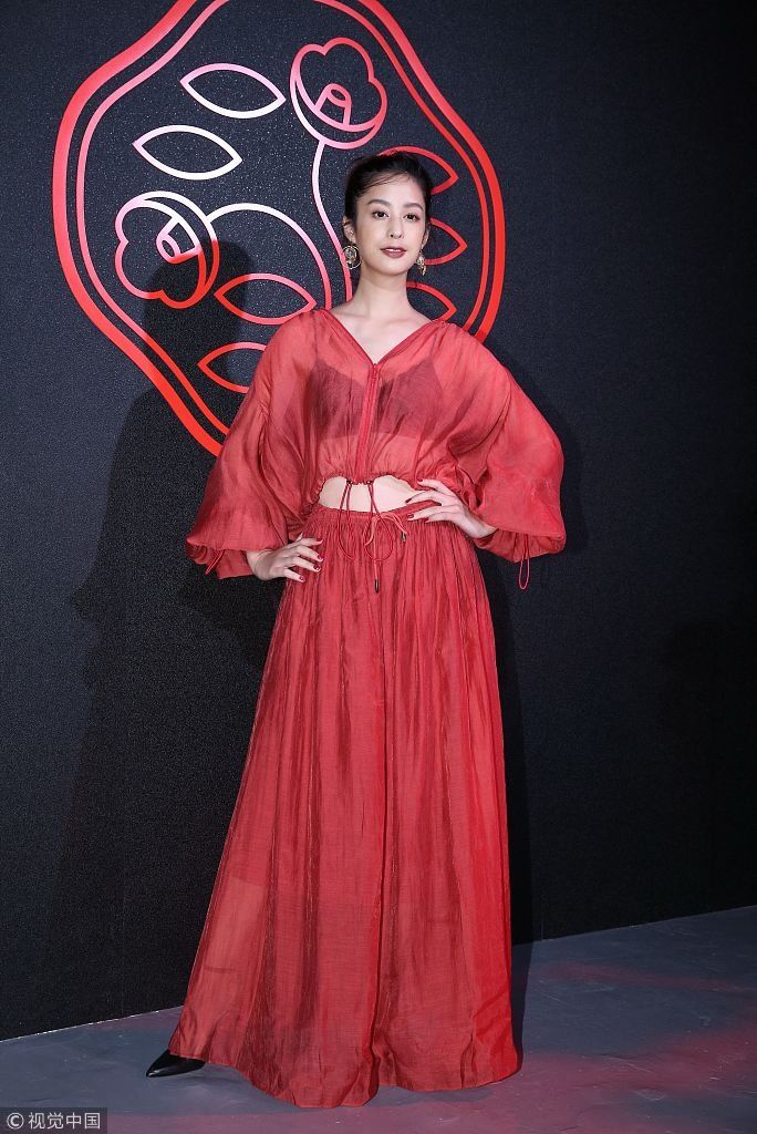 莫允雯穿露脐红装秀蛮腰散发英气美  嘲笑卢广仲“tony老师”梦碎