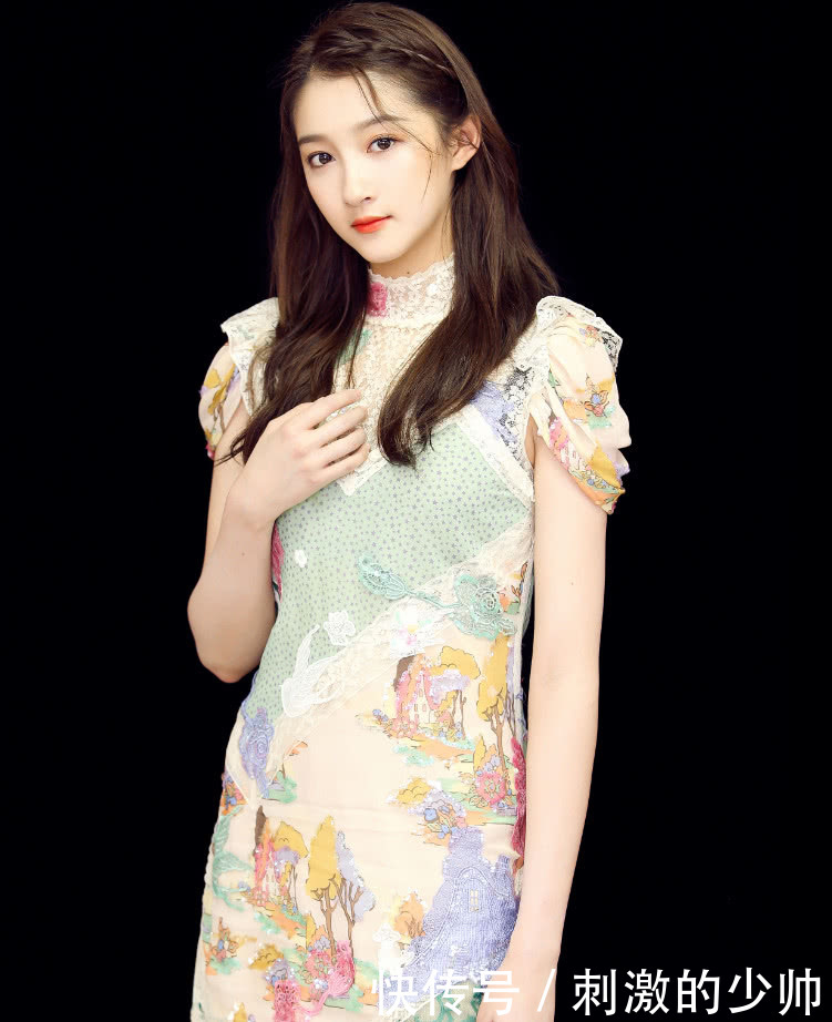 关晓彤穿旗袍，把小桥流水人家都穿在了身上，旗袍装让人惊艳