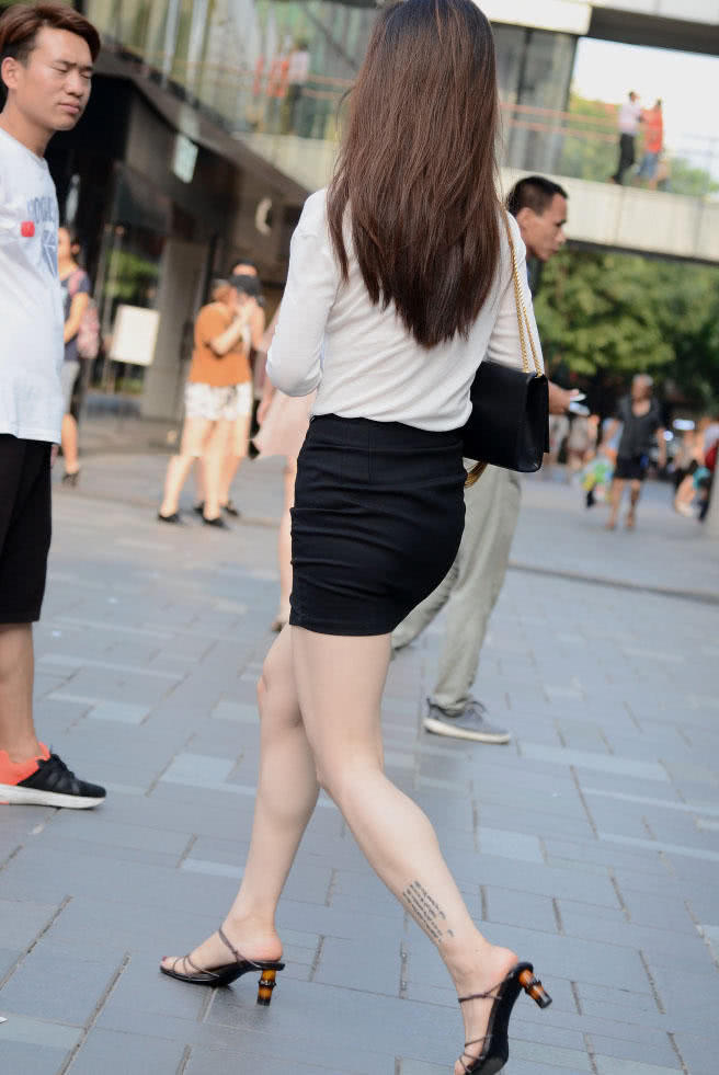 娇美小姐姐下身是一条黑色的包臀短裙,搭配脚上的高跟凉鞋,丰满