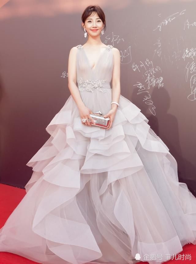 白百何穿紧身裙现身，不想却被胯部抢镜，眼看裙子都要被撑破了！