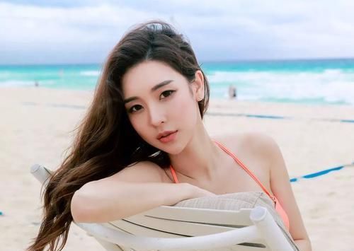  「海边」女神潮范儿美搭！夏日街拍：海边跟美女很搭哦，一道亮丽的风景线！
