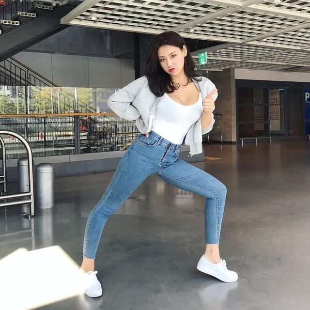 端庄气质的牛仔裤美女，衬托出无限的漂亮气质，体现的更为迷人