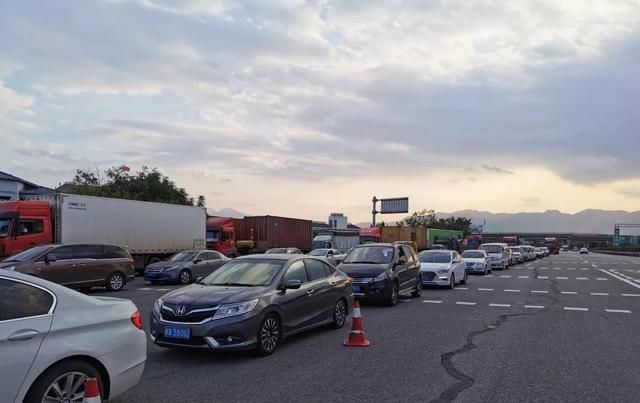  「高速」高速收费站雷人标语，怎么回事？官方回应来了