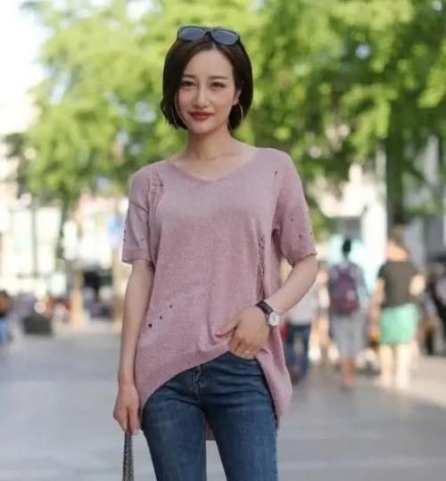  [气质]美女时尚街拍：妍姿俏丽的小姐姐，一条黑色的一字肩连衣裙，时尚魅力气质