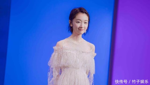 162cm周冬雨居然也有大长腿,蕾丝裙搭配高跟鞋,也太显高了吧!