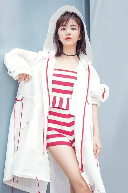 同是穿休闲装，谭颂韵美得不像话，而迪丽热巴有种放荡不羁的感觉