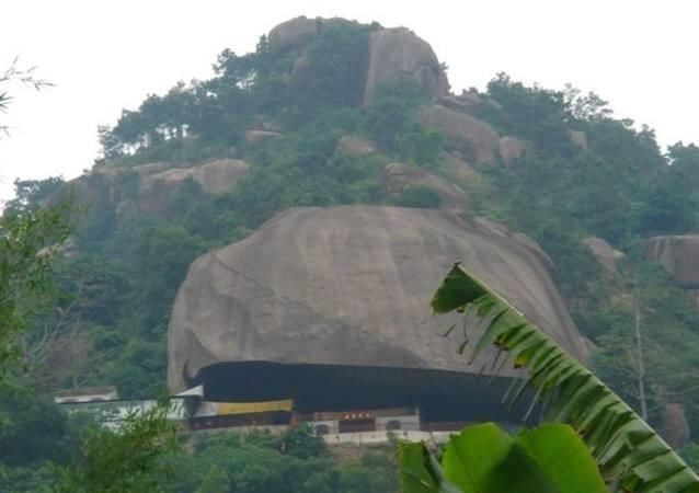 被压在石头下面的寺庙，面积非常大，神奇的程度不输悬空寺