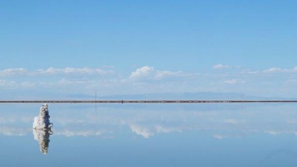 世界上“最咸”的公路，长达32公里周边全是盐，而且就在中国！