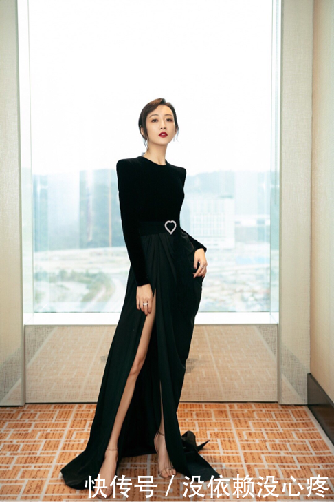 张馨予颁奖华鼎奖