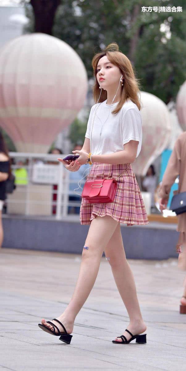街拍美女：清纯小学妹穿粉色超短裙秀出一双笔直美腿