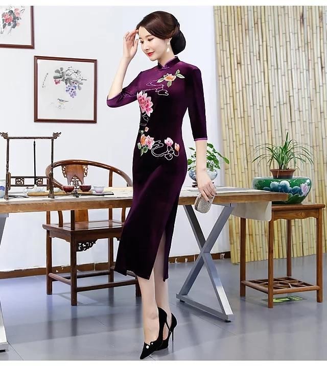 刺绣莲花丝绒旗袍，曼妙舒心，秋季复古范儿美服！