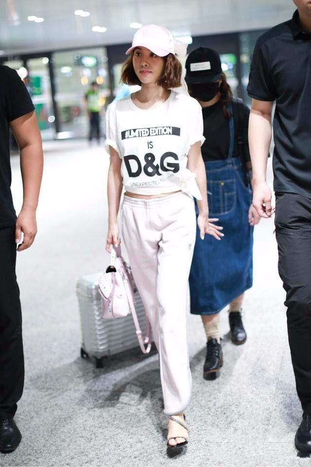 蔡依林剪个叉就拯救了这条“显短裙”,刘诗诗还没她穿的显腿长!