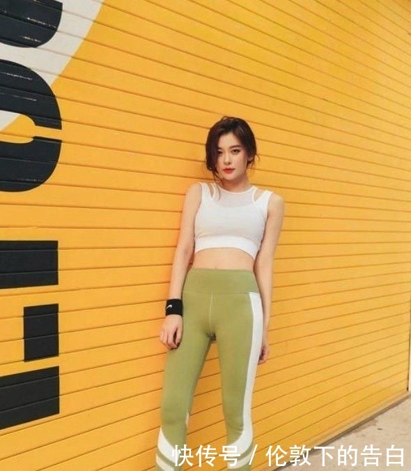  美女@街拍：时尚美女搭配修身打底裤，展现高贵优雅气质，十分亮眼