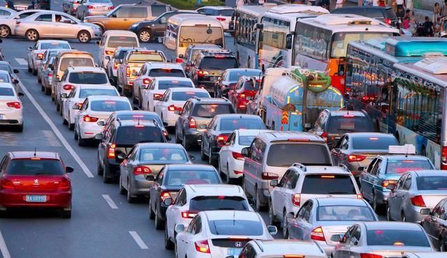  「高速」为啥最左侧的快车道反而车辆最少？老司机：不敢走了