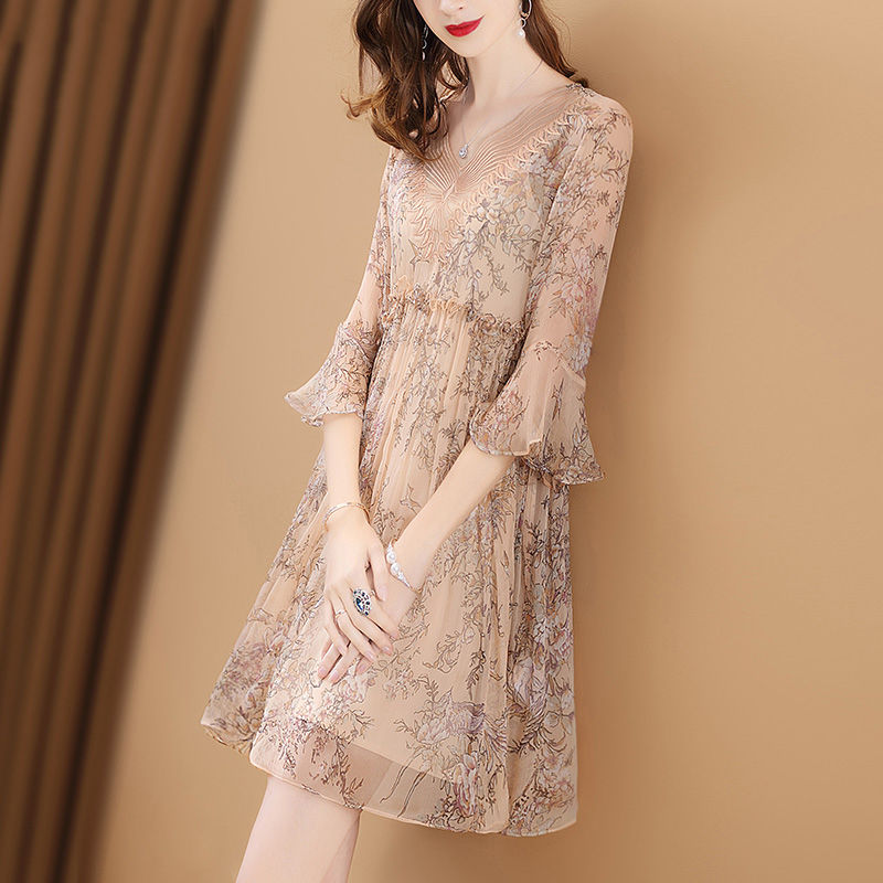 冷艳高贵的新款连衣裙，20-60岁随便穿，美到令人窒息