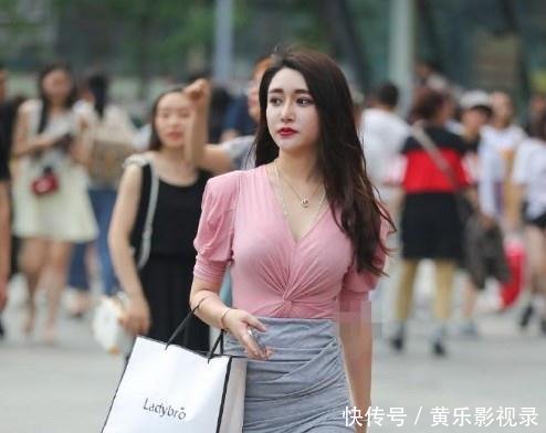 街拍明眸皓齿青春甜美的白皙小姐姐，穿着性感时尚娇艳迷人！