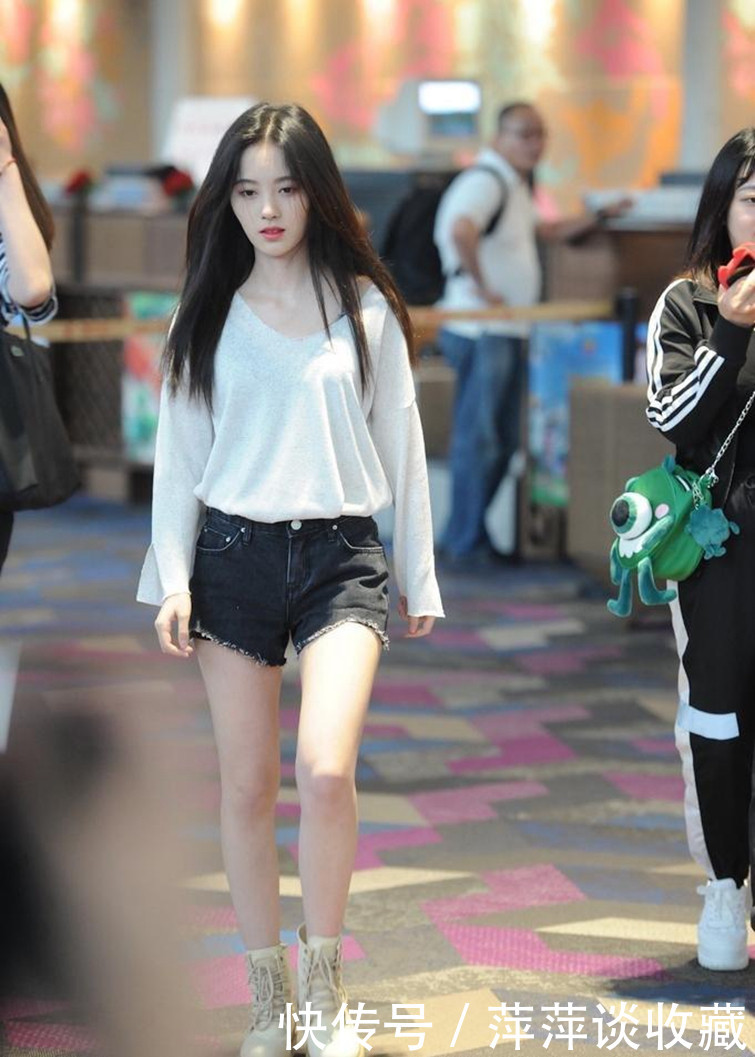 鞠婧祎现身机场被拍，她的身材是相当的好，看得出来她特别的瘦