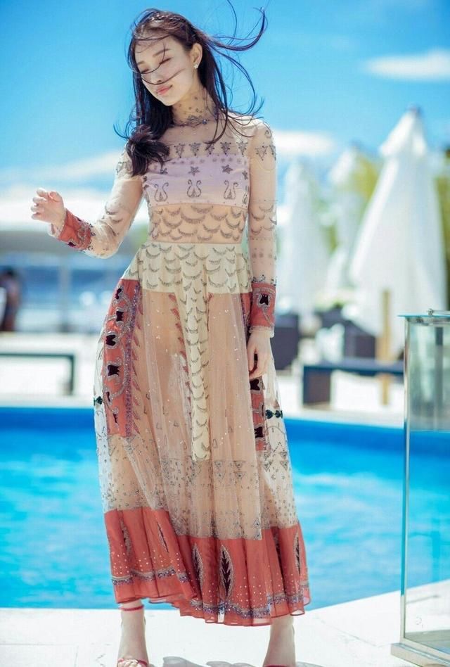 倪妮的淡紫色仙女裙现身，网友：胸都勒出腹肌了！