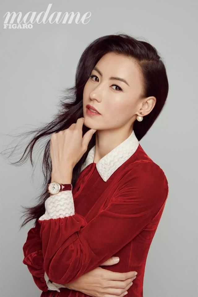 张柏芝真大胆!穿的绿色衬衫上面的勒成这样网友:不是一般的大!