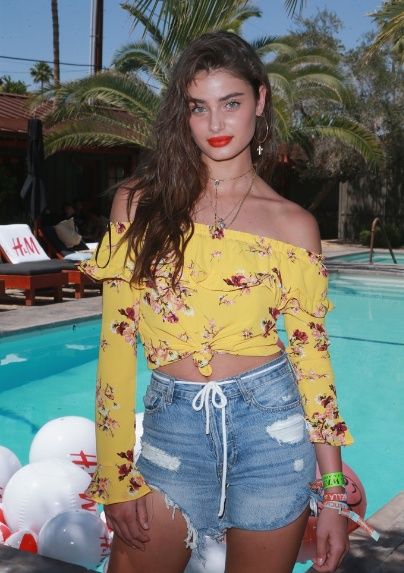 她是维密中最年轻的超模，人称“小泰山”，网友:脖子以下全是腿