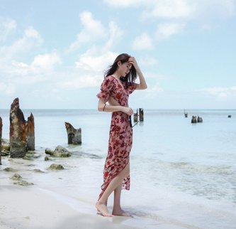 40以上女人，早秋尽量别穿不过膝短裙，这种过膝长裙，优雅显瘦