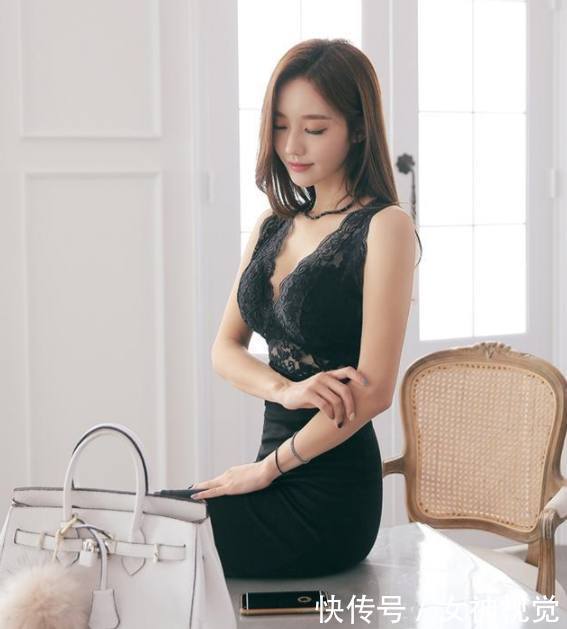 五官精致的紧身裙美女，很会穿衣打扮，魅力四射！