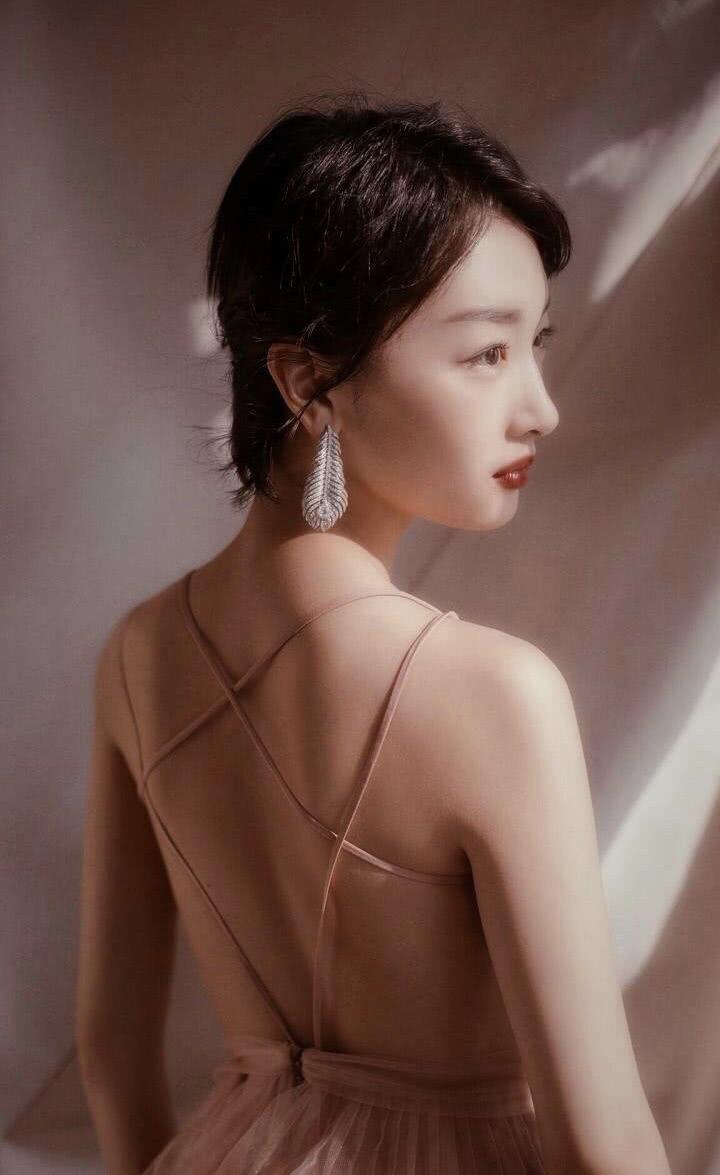 很多人都说周冬雨身材不好，看完精致的脸型后，恐怕你没资格说她