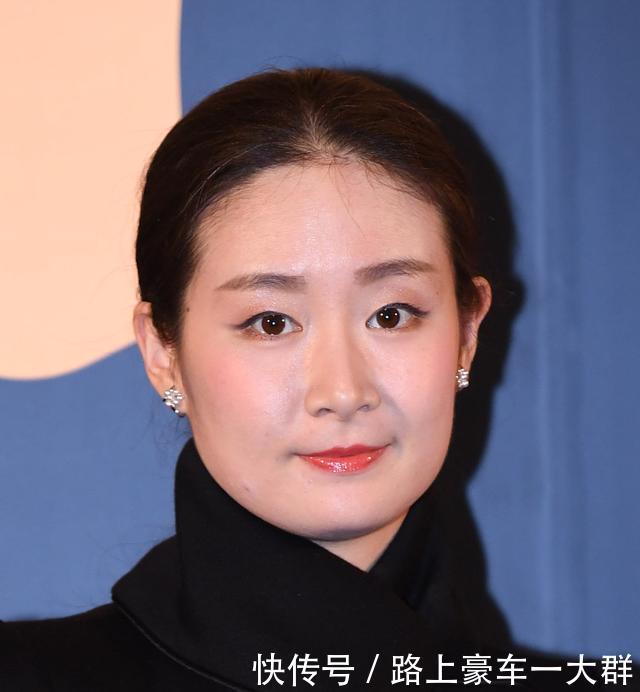  『王小蒙』原版“王小蒙”身材太好，黑色迷你蛋糕裙秀长腿，气质真不像村花