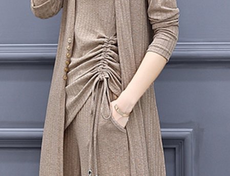 比裙子流行百倍的套装，这女人穿一个比一个惊艳，美到看不出年龄