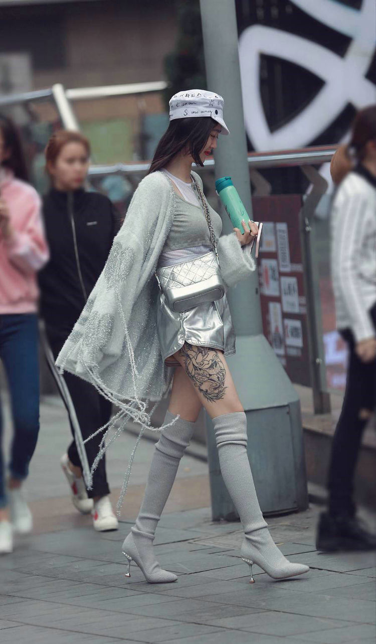  『美女』美女街拍：小姐姐穿黑色V领紧身裙，黑色墨镜遮面气场强大，魅力十足