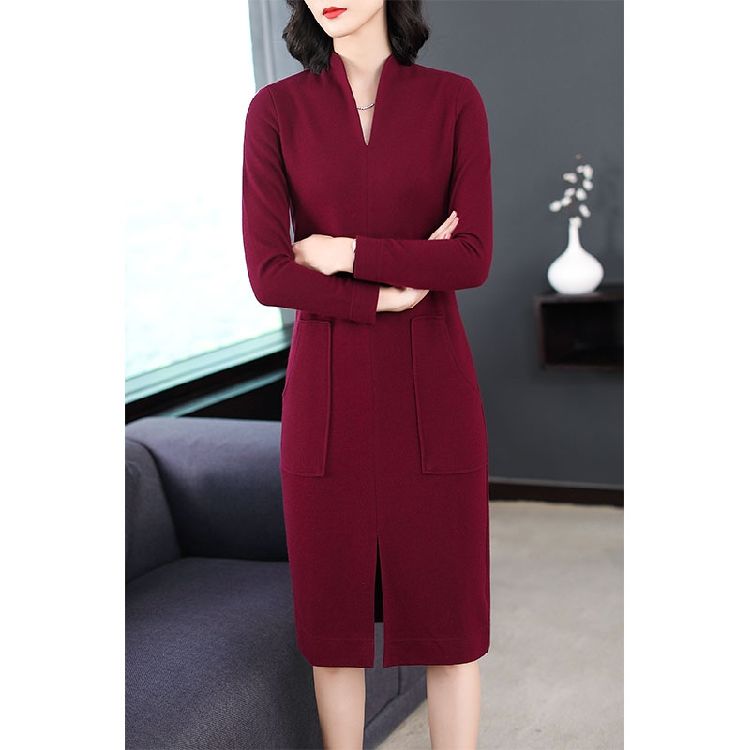 天呐,60后小姨真敢穿!“酒红”妈妈装+裸鞋,洋气减龄二十岁