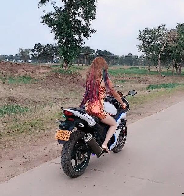 『 抢镜』一双十公分高跟鞋抢镜!，骑摩托的时尚女郎