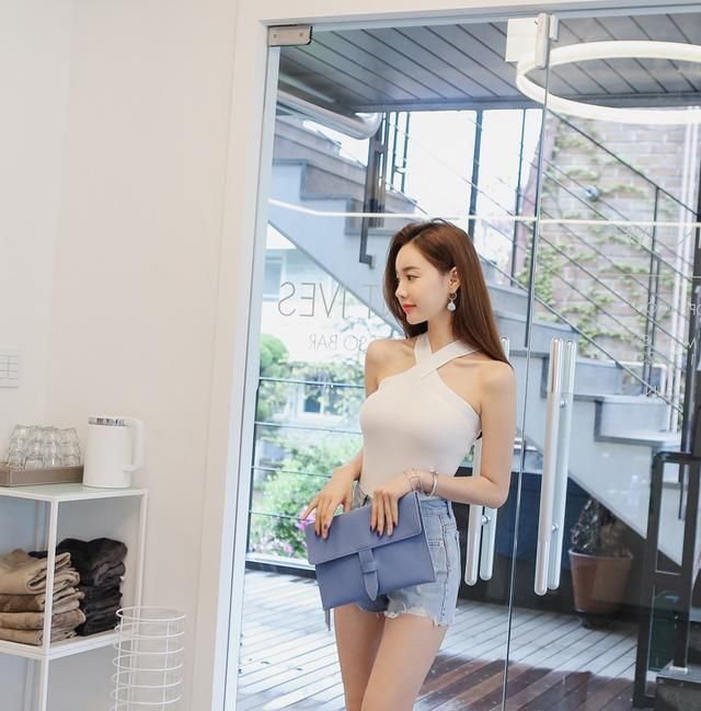 浅色热裤小姐姐，肤白貌美，白色T恤更吸睛！