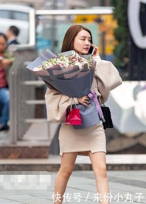  美女■美女穿白色吊带衫搭配黑色打底裤，侧身照大修身材，自信满满