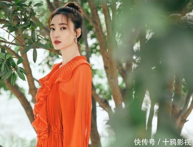 「刺绣图案」越简单越有高级感!穿V领刺绣连衣裙太惊艳,端庄又有女人味