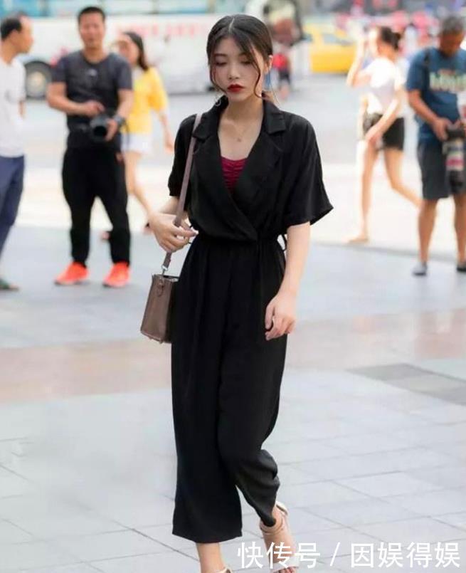  「美女」美女街拍：时尚柔美的牛仔短裤小姐姐，气质独特，尽显曼妙身材！
