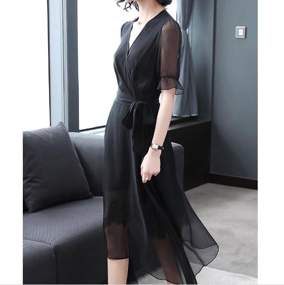 美女海边度假不同别人一样穿泳衣!一袭性感沙滩裙,让人神魂颠倒